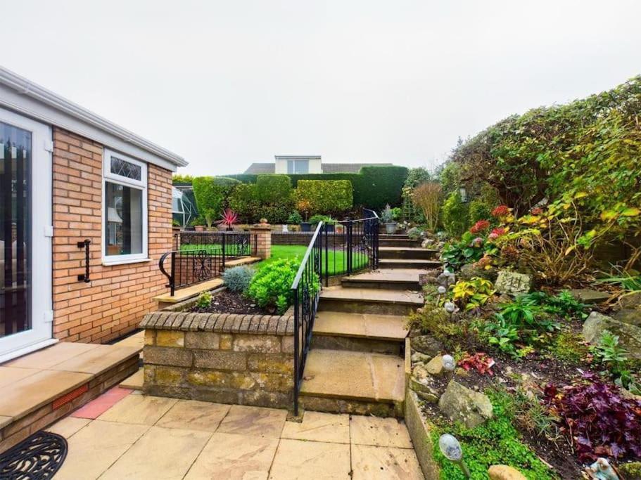 Charming Coastal Bungalow Cayton Bagian luar foto